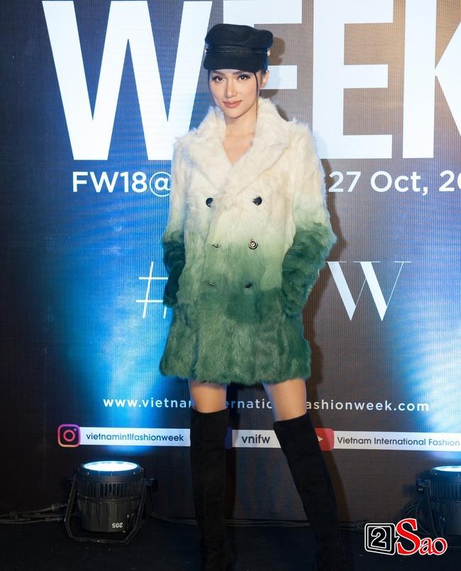 Thảm đỏ VIFW ngày cuối: Diệp Linh Châu váy xẻ hớ hênh - Hương Giang Idol làm cô bé mùa đông giữa trời thu-2