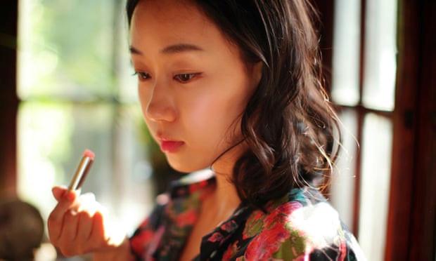 Con gái Hàn Quốc vứt đồ make up, phản đối quan niệm đẹp hoàn hảo-1