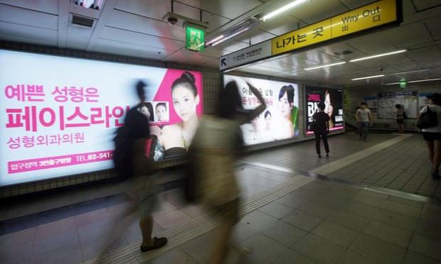 Con gái Hàn Quốc vứt đồ make up, phản đối quan niệm đẹp hoàn hảo-3