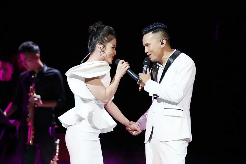 Vợ 3 Tú Dưa cười hạnh phúc khi chồng là nhạc sĩ giàu có nhất showbiz-2