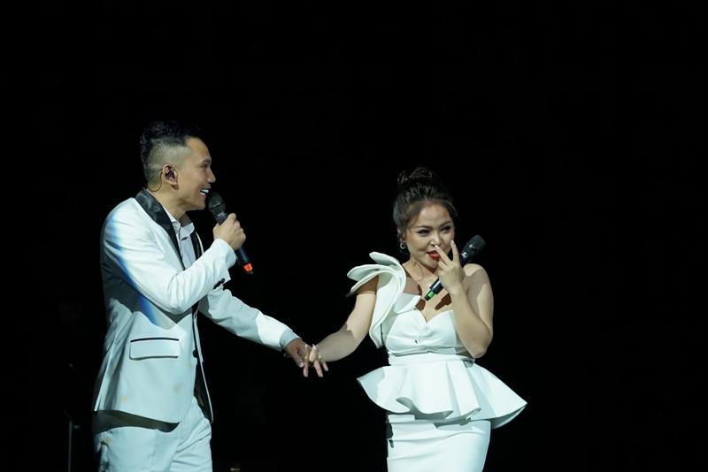 Vợ 3 Tú Dưa cười hạnh phúc khi chồng là nhạc sĩ giàu có nhất showbiz-3