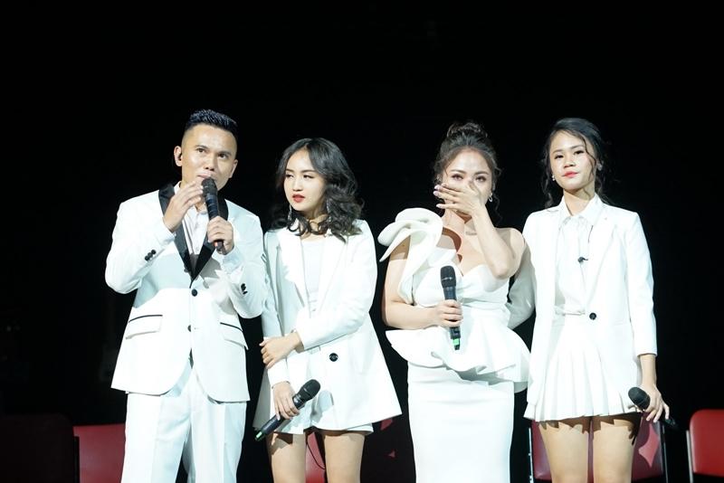 Vợ 3 Tú Dưa cười hạnh phúc khi chồng là nhạc sĩ giàu có nhất showbiz-4