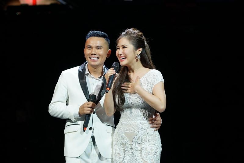 Vợ 3 Tú Dưa cười hạnh phúc khi chồng là nhạc sĩ giàu có nhất showbiz-10