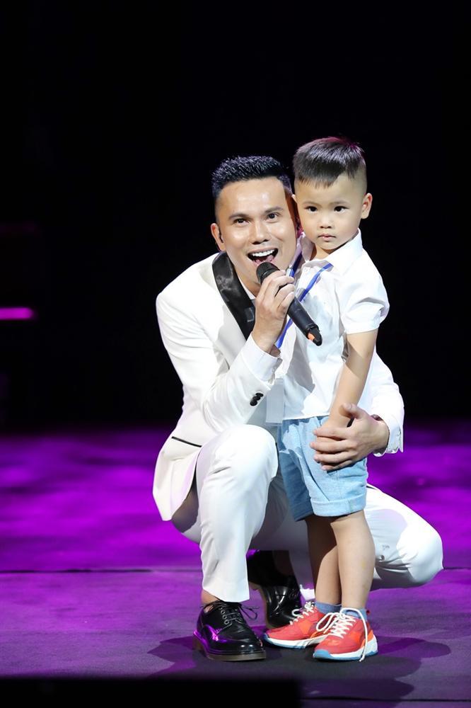 Vợ 3 Tú Dưa cười hạnh phúc khi chồng là nhạc sĩ giàu có nhất showbiz-5