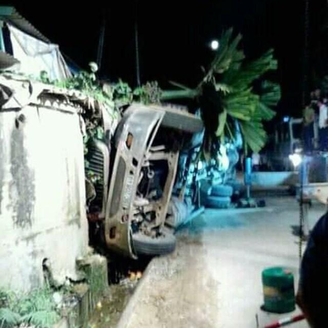 Xe đầu kéo đâm vào nhà dân, 3 người thương vong-1