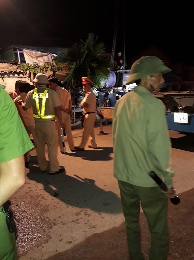 Xe đầu kéo đâm vào nhà dân, 3 người thương vong-3