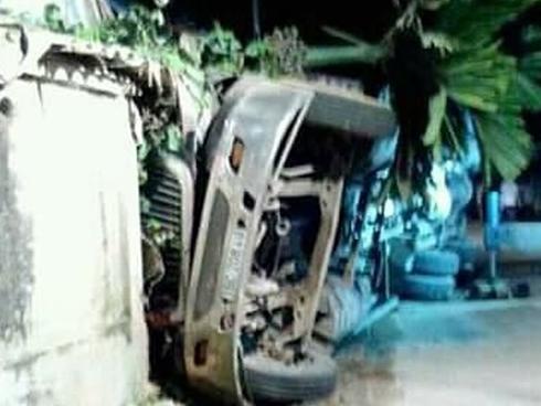 Xe đầu kéo đâm vào nhà dân, 3 người thương vong