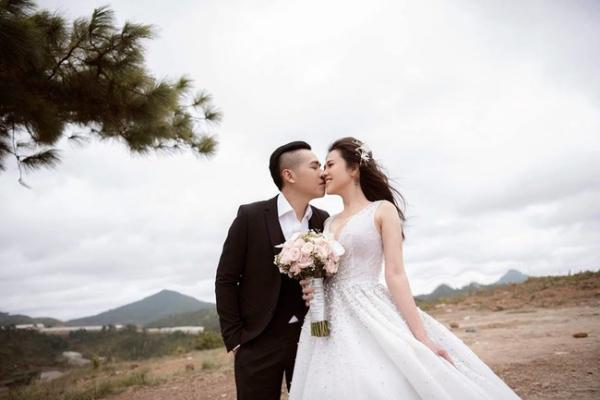 Chị gái Ngọc Trinh và bạn trai kém tuổi tổ chức hôn lễ đẹp như mơ trên bãi biển-2