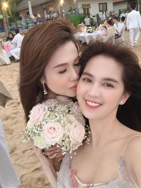 Chị gái Ngọc Trinh và bạn trai kém tuổi tổ chức hôn lễ đẹp như mơ trên bãi biển-1