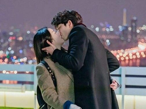 IU choáng váng khi biết Song Hye Kyo và Song Joong Ki tới concert của mình-9