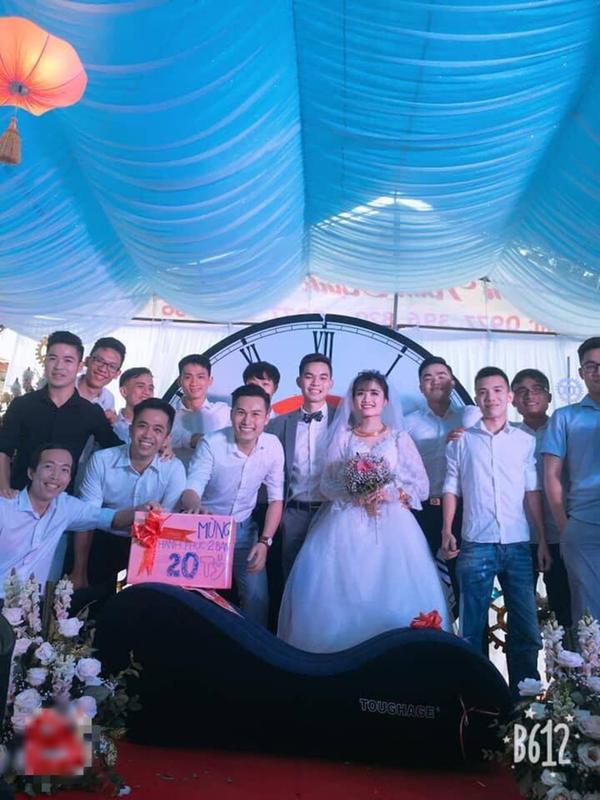 Hết tặng quà cưới thời bao cấp, hội bạn thân nhà người ta tâm lý tặng hẳn ghế tình yêu-1