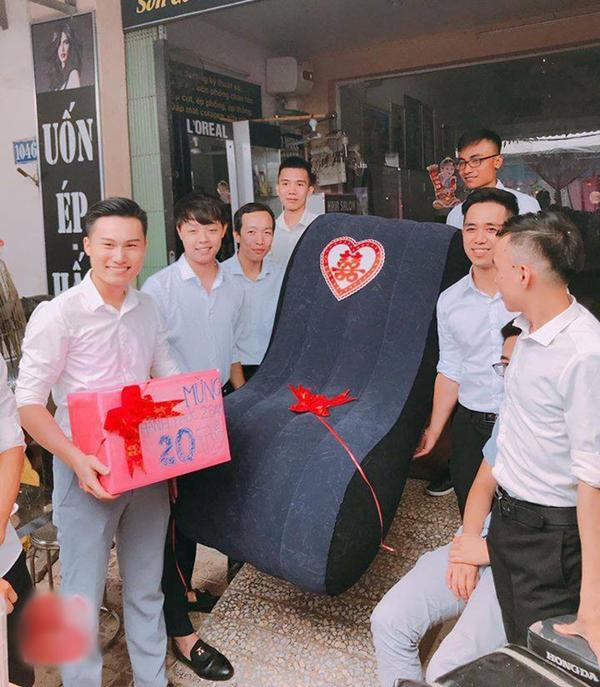 Hết tặng quà cưới thời bao cấp, hội bạn thân nhà người ta tâm lý tặng hẳn ghế tình yêu-2