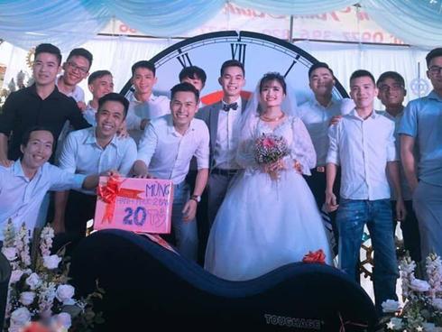 Đi đám cưới bạn thân 50k, chàng trai bị người yêu đá trong một nốt nhạc-2