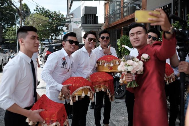 Cường Seven, Hiếu Nguyễn bê tráp ăn hỏi cho diễn viên Xuân Phúc-2