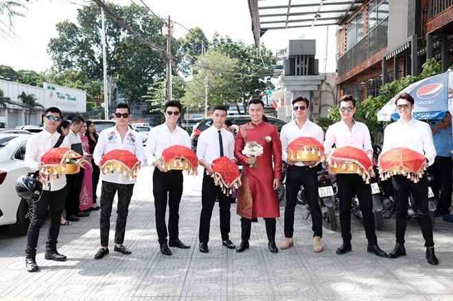 Cường Seven, Hiếu Nguyễn bê tráp ăn hỏi cho diễn viên Xuân Phúc-1