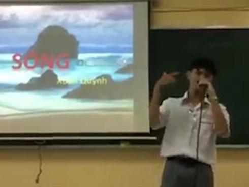 Nam sinh cấp 3 đọc bài Sóng của Xuân Quỳnh theo phong cách rap
