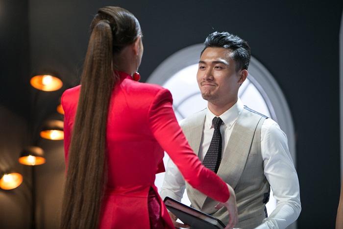 Giành quyền loại đầu tiên tại The Face, Hoàng Yến cười ha hả trong khi Minh Hằng thua cuộc mà im như thóc-10