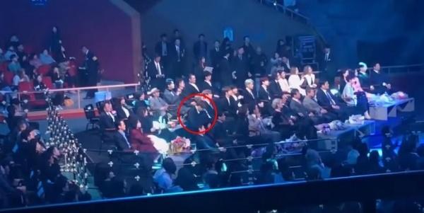 Tranh cãi mới về thái độ của Jungkook (BTS): Không thèm liếc mắt đến màn trình diễn của Red Velvet dù chỉ một lần?-1