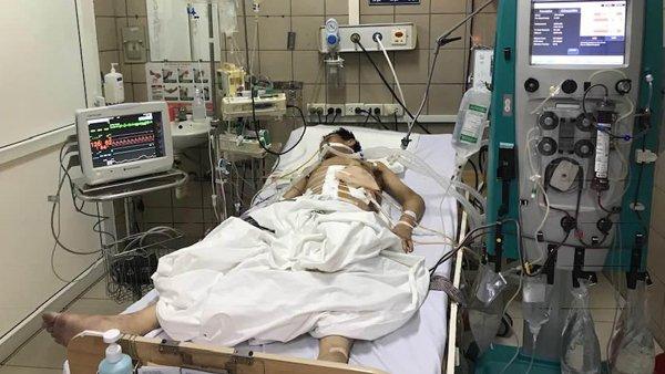 Truyền hơn 9 lít máu cứu người đàn ông bị máu và phân tràn kín ổ bụng-1