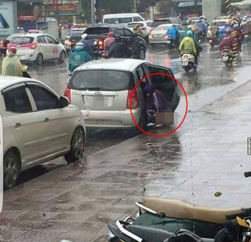 Cô gái trẻ tranh thủ giải quyết nỗi buồn trong lúc chờ đèn đỏ gây xôn xao-2