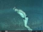Clip người đàn ông đi bộ dưới đáy biển gây 'sốt' mạng xã hội