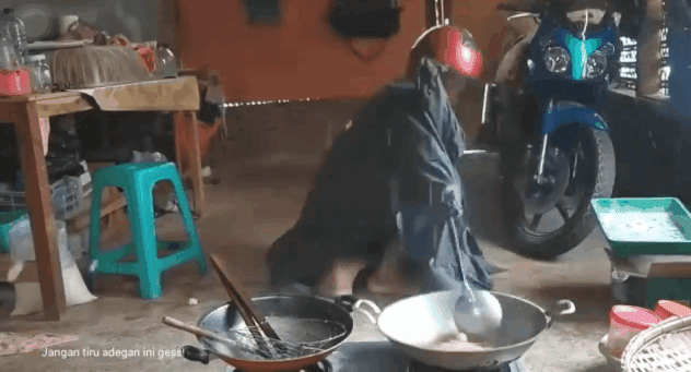 Chết cười với màn đội mũ bảo hiểm, mặc áo mưa vào bếp rán bom của anh chồng đảm nhất quả đất-1