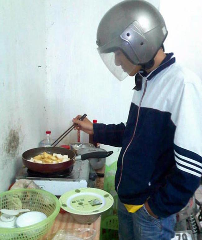 Chết cười với màn đội mũ bảo hiểm, mặc áo mưa vào bếp rán bom của anh chồng đảm nhất quả đất-4