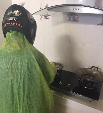 Chết cười với màn đội mũ bảo hiểm, mặc áo mưa vào bếp rán bom của anh chồng đảm nhất quả đất-5