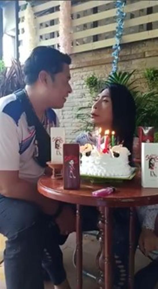 Gái già chuyển giới hot nhất Thái Lan khiến người xem cạn lời khi khoe cảnh uốn éo hôn tình trẻ trong ngày sinh nhật-1