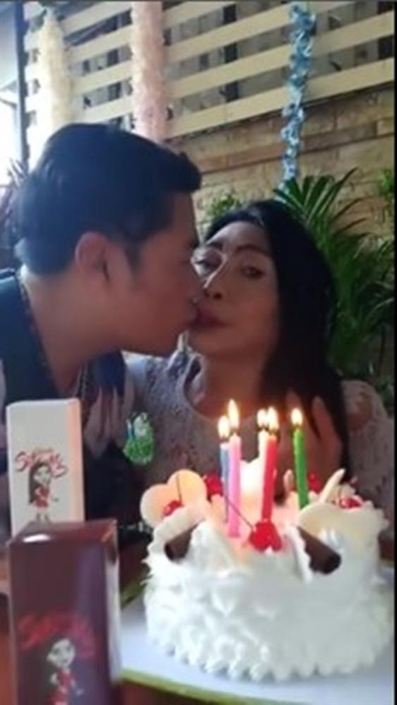 Gái già chuyển giới hot nhất Thái Lan khiến người xem cạn lời khi khoe cảnh uốn éo hôn tình trẻ trong ngày sinh nhật-2