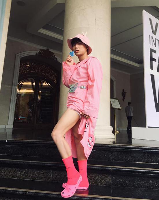 Khả Ngân gặp sự cố váy áo - Minh Tú diện trang phục cắt xẻ táo bạo đứng đầu TOP SAO MẶC XẤU tuần qua-9