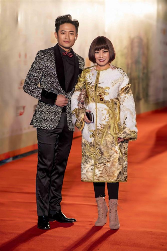 Khả Ngân gặp sự cố váy áo - Minh Tú diện trang phục cắt xẻ táo bạo đứng đầu TOP SAO MẶC XẤU tuần qua-7