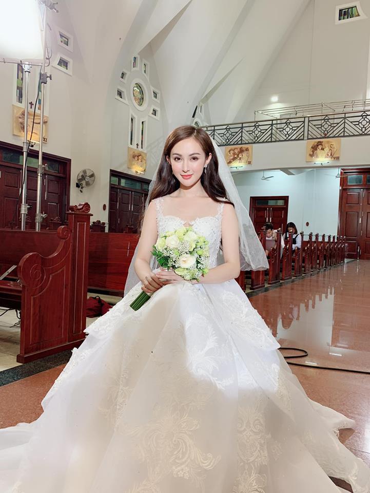 BẤT NGỜ CHƯA: Hotgirl Kelly thông báo lấy chồng, và chồng cô gái ấy là nhạc sĩ chửi bậy có số má Khắc Việt?-1