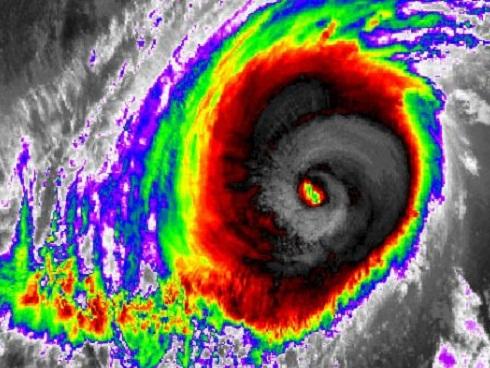 Bầu trời Nhật Bản tím lịm kỳ dị khi siêu bão Hagibis sắp đổ bộ-7