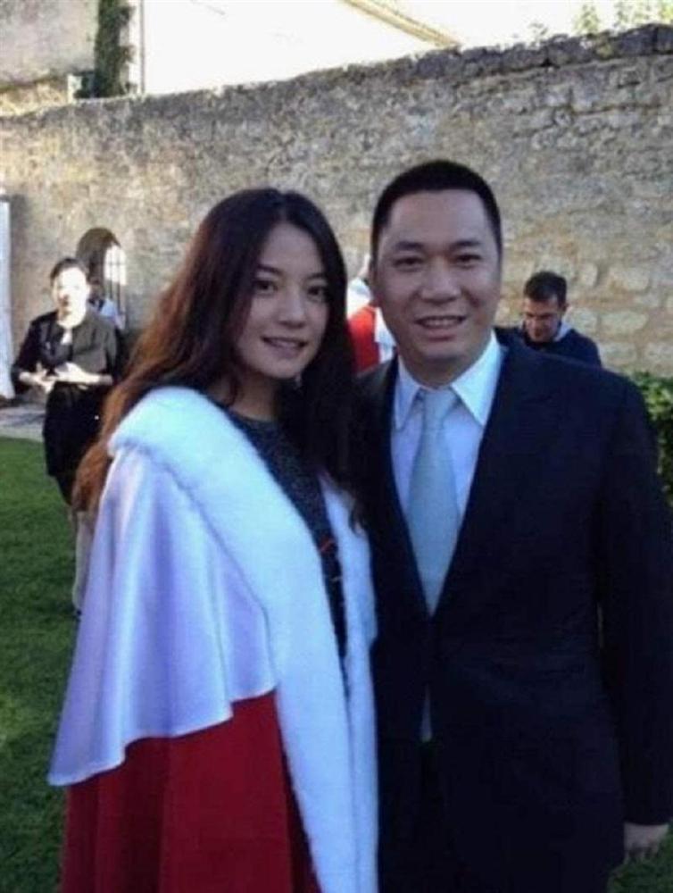 Cuộc đời lập nghiệp từ tay trắng của chồng tỷ phú Triệu Vy và những hố đen bê bối sản nghiệp kinh doanh-1