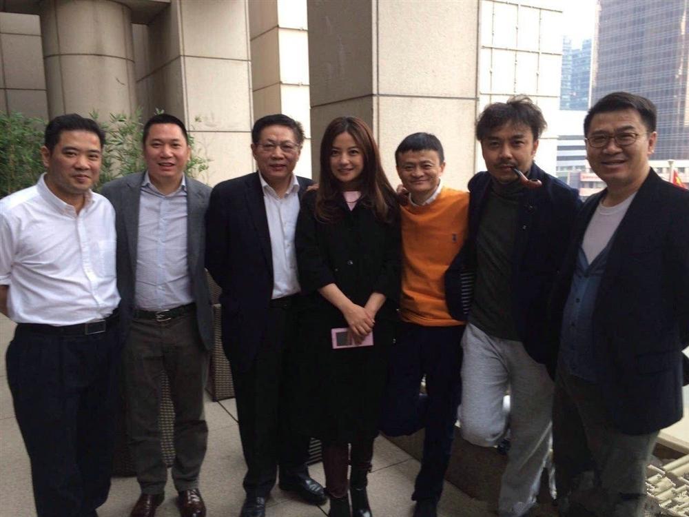 Cuộc đời lập nghiệp từ tay trắng của chồng tỷ phú Triệu Vy và những hố đen bê bối sản nghiệp kinh doanh-4