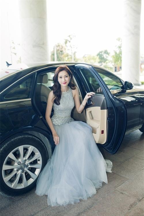 Đọ thần thái của các mỹ nhân Việt chỉ trong vài giây ngắn ngủi khi bước xuống từ xe tiền tỷ-3