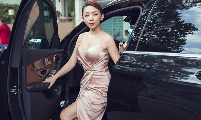 Đọ thần thái của các mỹ nhân Việt chỉ trong vài giây ngắn ngủi khi bước xuống từ xe tiền tỷ-15