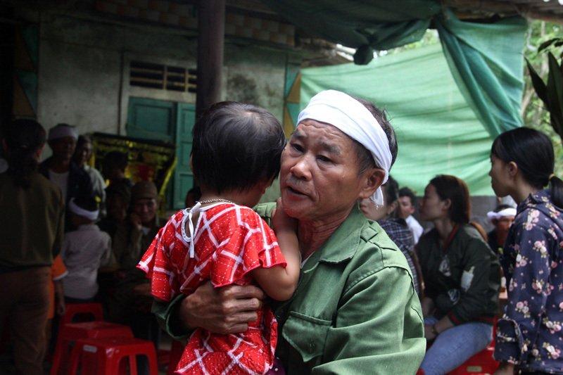 Hà Tĩnh: Nghẹn lòng lý do mẹ và con trai 18 tháng treo cổ cùng chết-2