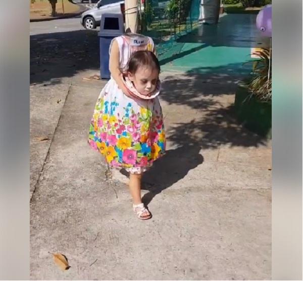 Bé gái 2 tuổi Philippines nổi tiếng khắp thế giới vì màn cầm đầu đi xin kẹo Halloween-1