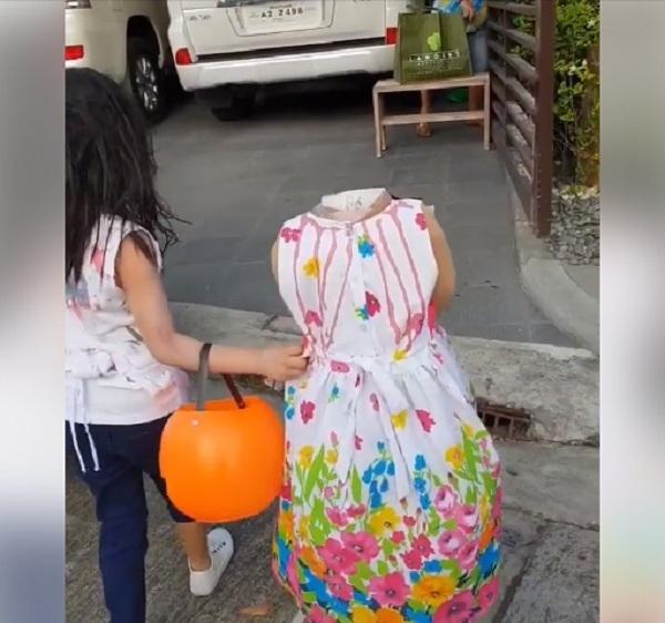 Bé gái 2 tuổi Philippines nổi tiếng khắp thế giới vì màn cầm đầu đi xin kẹo Halloween-2