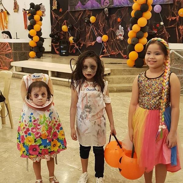 Bé gái 2 tuổi Philippines nổi tiếng khắp thế giới vì màn cầm đầu đi xin kẹo Halloween-4