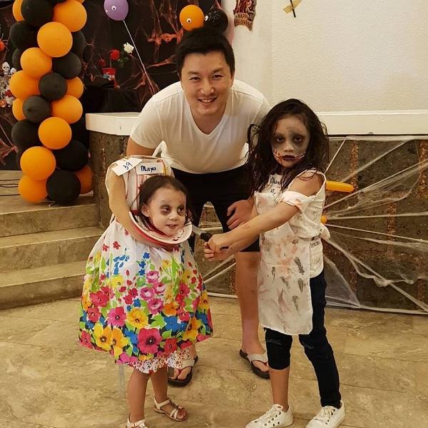 Bé gái 2 tuổi Philippines nổi tiếng khắp thế giới vì màn cầm đầu đi xin kẹo Halloween-5