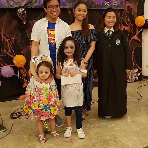 Bé gái 2 tuổi Philippines nổi tiếng khắp thế giới vì màn cầm đầu đi xin kẹo Halloween-7