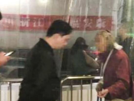 Nhà giàu 'nứt đố đổ vách', bà lão vẫn giả làm ăn mày để… kiếm tiền thuê osin