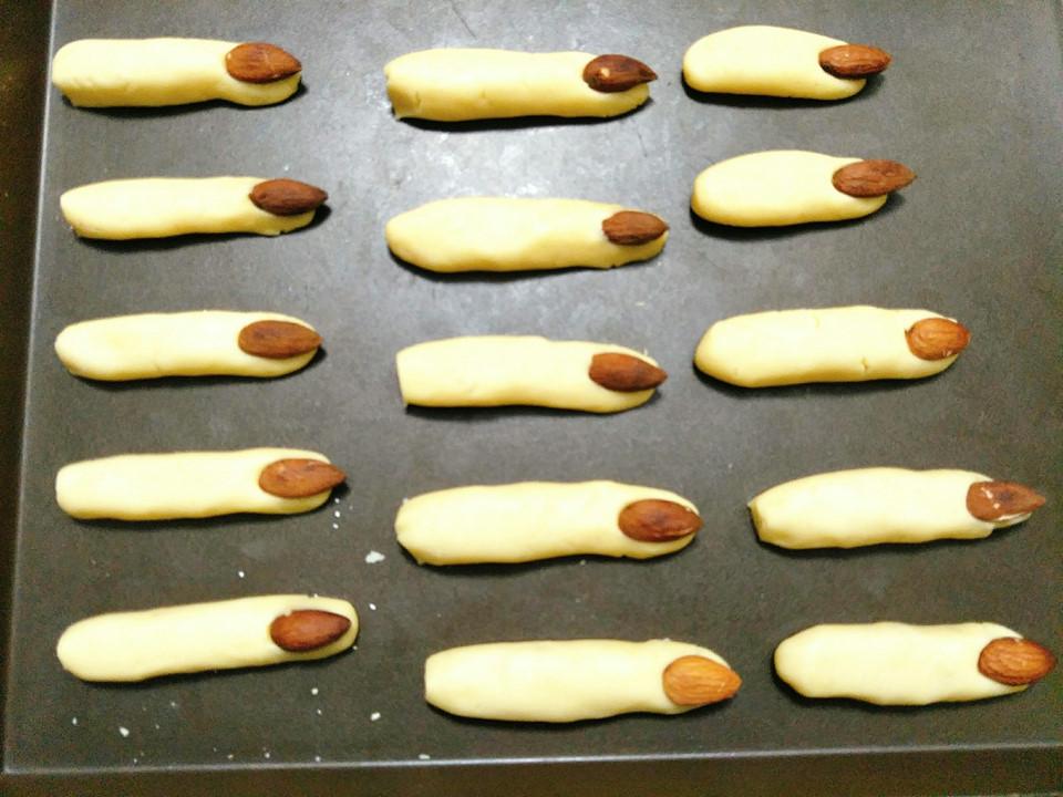 Cách làm bánh quy ngón tay phù thủy cho lễ hội Halloween-5