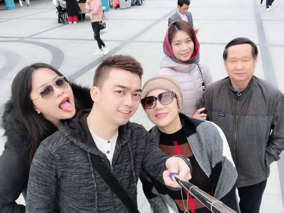 Huyền Baby khoe con gái tí tuổi đã rao bán mỹ phẩm chuyên nghiệp lại còn nói bằng tiếng Anh-3