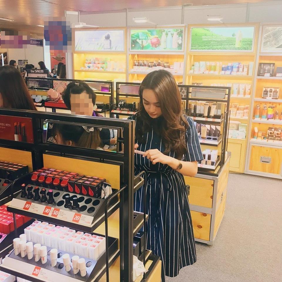 Huyền Baby khoe con gái tí tuổi đã rao bán mỹ phẩm chuyên nghiệp lại còn nói bằng tiếng Anh-4