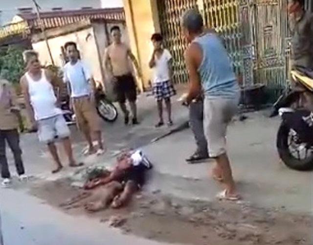 Nam Định: Camera ghi lại cảnh côn đồ mang dao phóng lợn vào tận nhà dân truy sát dã man-1