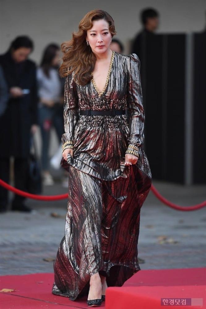 Là biểu tượng nhan sắc nhưng Kim Hee Sun nhiều lần mắc lỗi trang phục xấu không đỡ nổi-6
